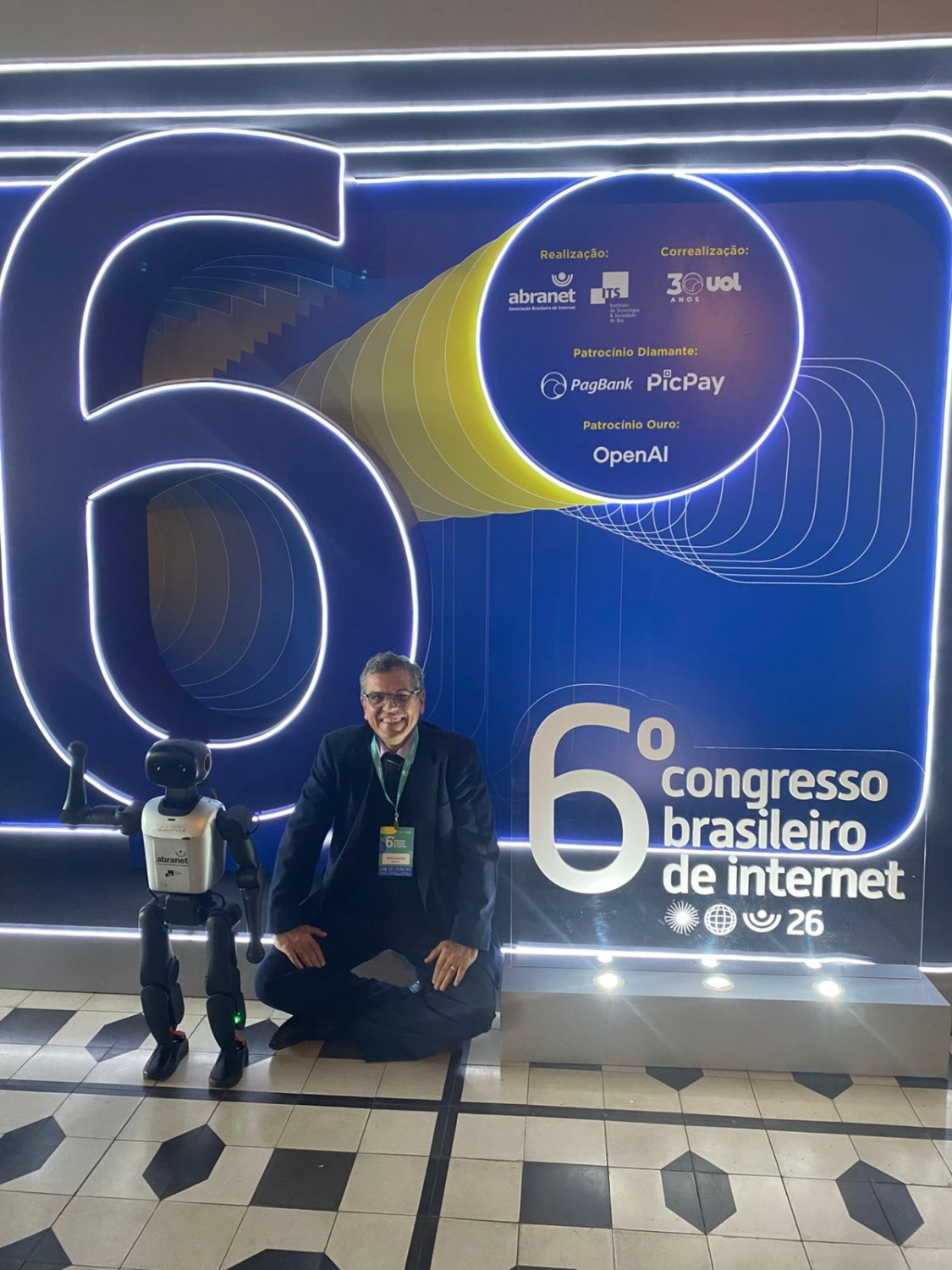 Dorian Lacerda no painel do 6º Congresso Brasileiro de Internet, ao lado de um robô humanoide da Abranet